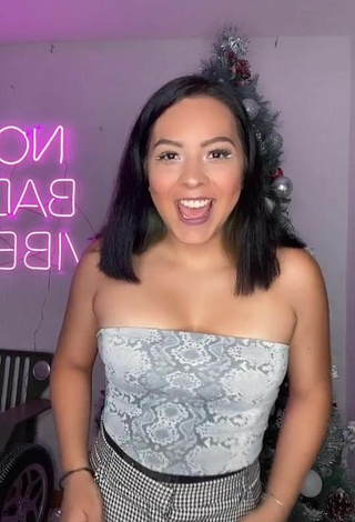 3. Sexy Karen Bustillos Shows Cleavage in Snake Print Tube Top and Bouncing Boobs