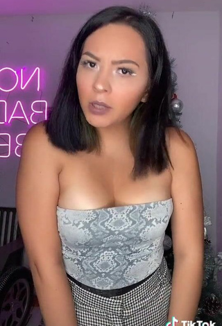 6. Sexy Karen Bustillos Shows Cleavage in Snake Print Tube Top and Bouncing Boobs