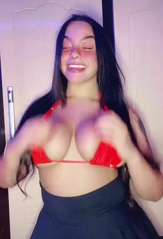 4. Karniello is Showing Fine Cleavage and Bouncing Boobs