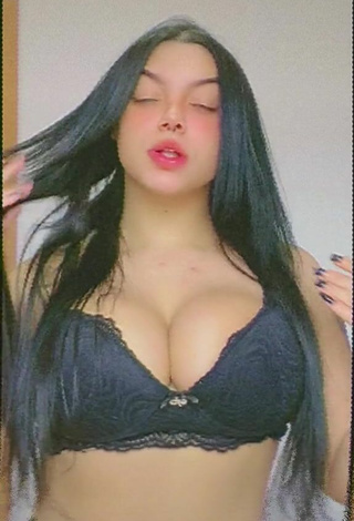 2. Gorgeous Karniello Shows Cleavage in Alluring Black Bra and Bouncing Boobs