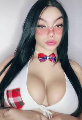Pretty Karniello Shows Cleavage in White Crop Top and Bouncing Boobs