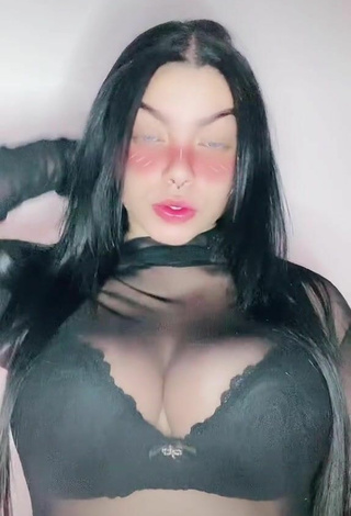 3. Hottest Karniello in Black Bra and Bouncing Boobs