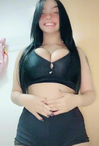 2. Hot Karniello Shows Cleavage in Black Crop Top and Bouncing Tits