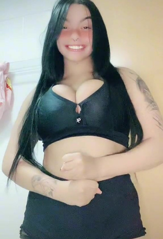 5. Hot Karniello Shows Cleavage in Black Crop Top and Bouncing Tits