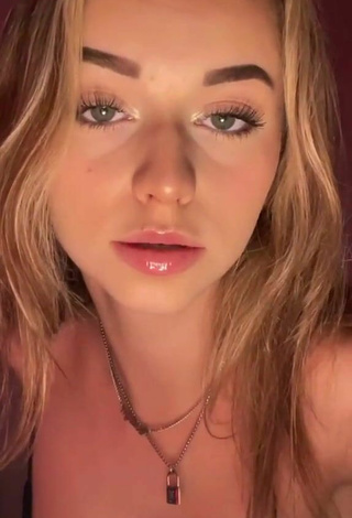 Beautiful Katelyn Elizabeth Shows Cleavage and Bouncing Boobs