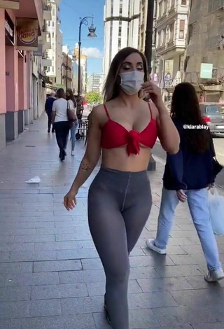 Kiarablaysexy Shows her Hot Butt in a Street