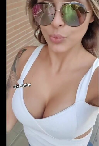 3. Alluring Kiarablaysexy Shows Cleavage in Erotic White Crop Top