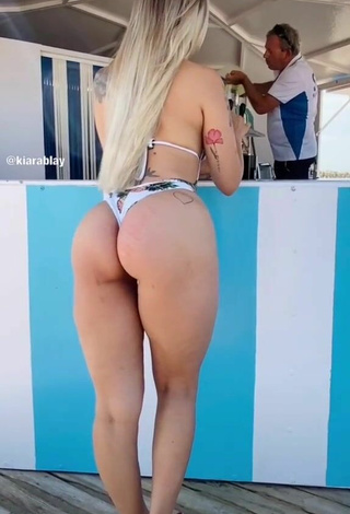 Lovely Kiarablaysexy Shows Butt