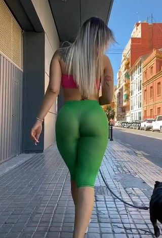 3. Wonderful Kiarablaysexy Shows Butt in a Street