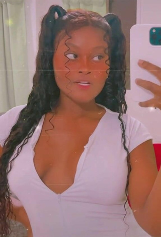 2. Sexy Lajesuu Shows Cleavage in White Overall