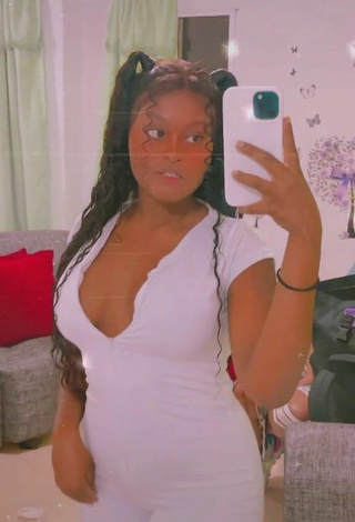 6. Sexy Lajesuu Shows Cleavage in White Overall