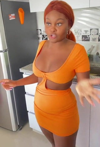 4. Hot Lajesuu Shows Cleavage in Orange Dress