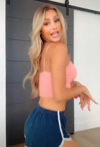 2. Seductive Mariana Morais in Pink Crop Top and Bouncing Boobs