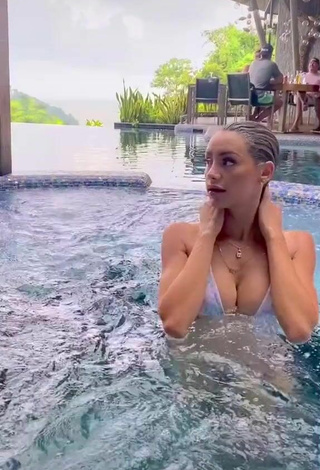 2. Hottie Mariana Morais Shows Cleavage in Bikini at the Swimming Pool