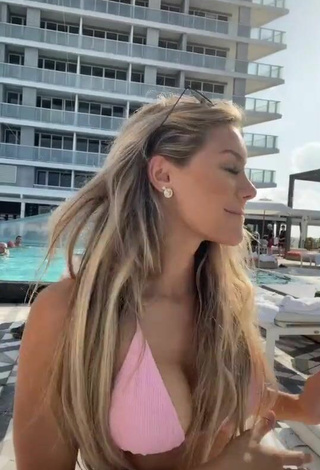 2. Sexy Mariana Morais Shows Cleavage in Pink Bikini Top