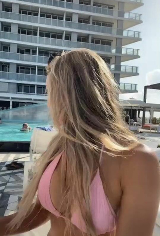 6. Sexy Mariana Morais Shows Cleavage in Pink Bikini Top