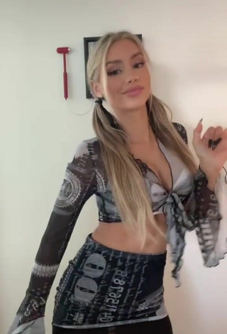 4. Beautiful Mariana Morais Shows Cleavage in Sexy Crop Top