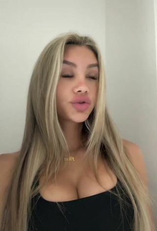 2. Sexy Mariana Morais Shows Cleavage