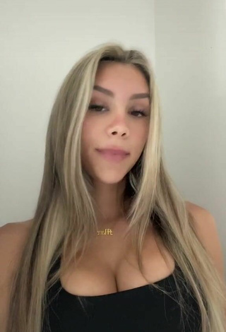 4. Sexy Mariana Morais Shows Cleavage