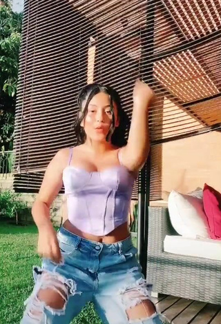 2. Beautiful Mafe Vásquez Shows Cleavage in Sexy Purple Crop Top