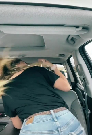 Fine Makayla Weaver Shows Butt in a Car