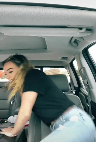 4. Fine Makayla Weaver Shows Butt in a Car