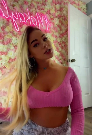 5. Hottie Makayla Weaver Shows Cleavage in Pink Crop Top without  Bra