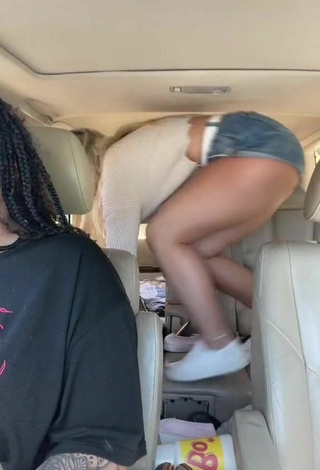4. Erotic Makayla Weaver Shows Butt in a Car