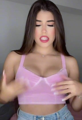 4. Sexy María Paulina Shows Cleavage in Pink Crop Top