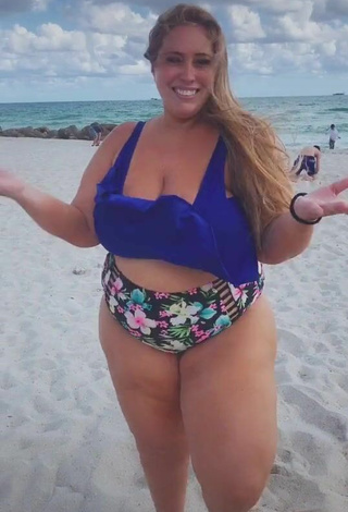 2. Hot Mar Tarres Shows Cleavage in Blue Bikini Top at the Beach