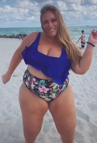 4. Hot Mar Tarres Shows Cleavage in Blue Bikini Top at the Beach