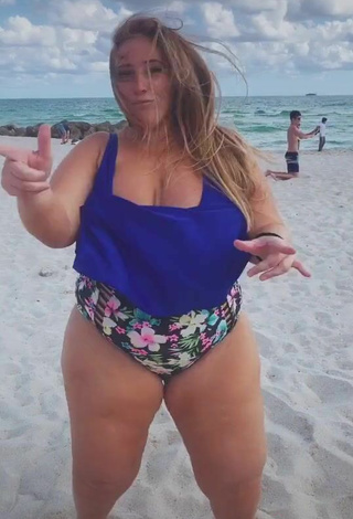 5. Hot Mar Tarres Shows Cleavage in Blue Bikini Top at the Beach