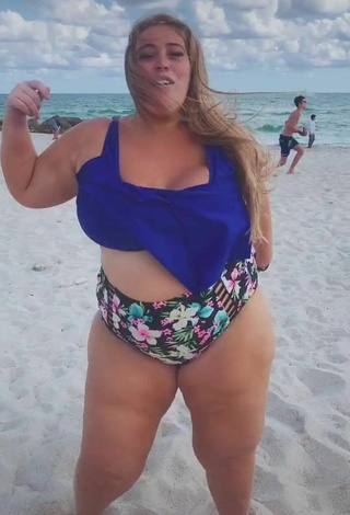 6. Hot Mar Tarres Shows Cleavage in Blue Bikini Top at the Beach