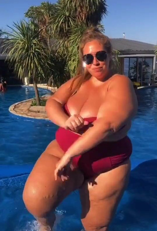4. Hottie Mar Tarres Shows Cleavage in Red Bikini and Bouncing Boobs at the Pool