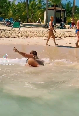 6. Beautiful Mar Tarres Shows Cleavage in Sexy Bikini at the Beach