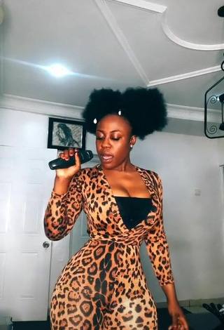 Sexy Lilly Chioma Shows Cleavage in Top