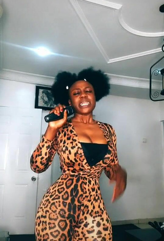 2. Sexy Lilly Chioma Shows Cleavage in Top