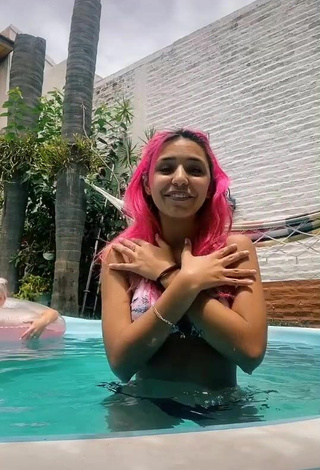 2. Cute Nana Yael Shows Cleavage in Floral Bikini Top at the Pool