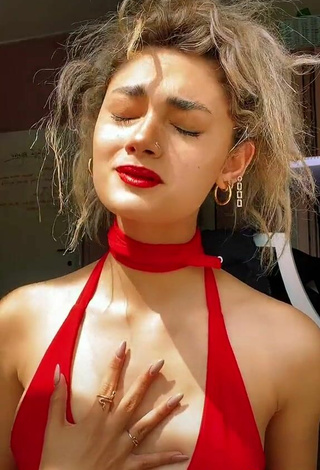 3. Sexy Mariana Aresta Shows Cleavage in Red Top