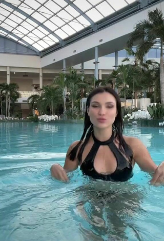 5. Sexy Natalia Karczmarczyk Shows Cleavage in Black Bikini at the Swimming Pool