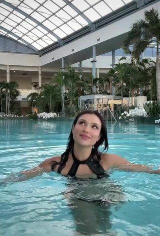 6. Sexy Natalia Karczmarczyk Shows Cleavage in Black Bikini at the Swimming Pool