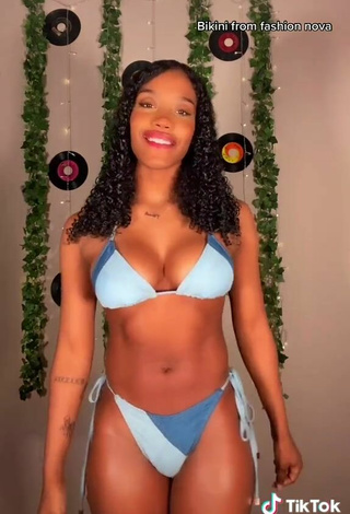 6. Sexy Nicole Stephens Shows Cleavage in Bikini