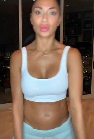 2. Sexy Nicole Scherzinger Shows Cleavage in White Crop Top and Bouncing Boobs