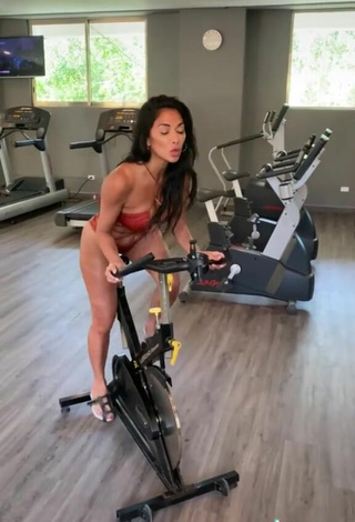 5. Sexy Nicole Scherzinger Shows Cleavage in Brown Bikini in the Sports Club while doing Fitness Exercises