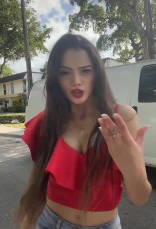 Hottest Paola Ruiz Shows Cleavage in Red Crop Top