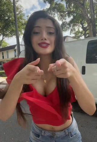 4. Hottest Paola Ruiz Shows Cleavage in Red Crop Top