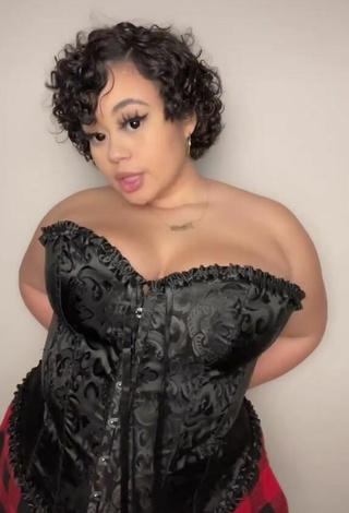 2. Sexy Phaith Montoya Shows Cleavage in Black Corset and Bouncing Boobs