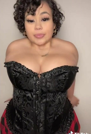 5. Sexy Phaith Montoya Shows Cleavage in Black Corset and Bouncing Boobs