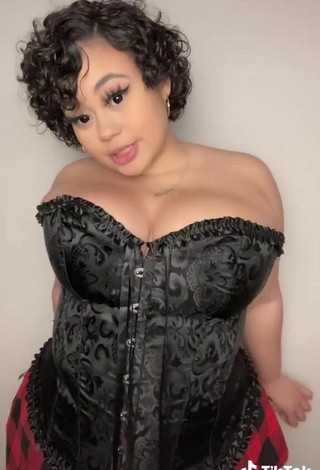 6. Sexy Phaith Montoya Shows Cleavage in Black Corset and Bouncing Boobs