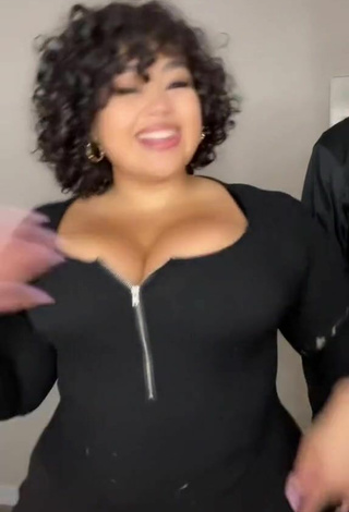 2. Hot Phaith Montoya Shows Cleavage and Bouncing Tits